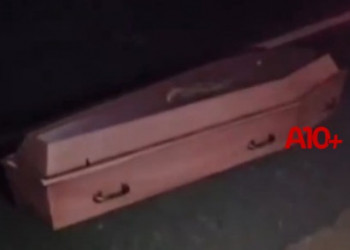 Caixão com corpo cai de carro funerário no interior do Piauí; VÍDEO