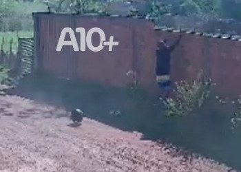Suspeito abandona moto roubada e foge pulando muro no Piauí; vídeo mostra ação