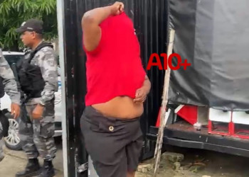 Mulher é presa com drogas em casa durante operação em Teresina; filho, que era alvo, se apresentou como dono do entorpecente e também foi detido