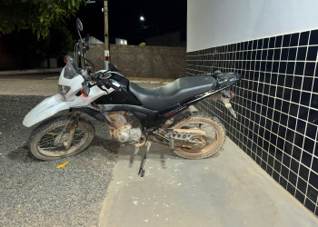 Mulher é flagrada embriagada e conduzindo moto sem placa no interior do Piauí