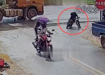 Homem perde controle de motocicleta em pista molhada e garupa morre após ser atropelado por carreta no Piauí