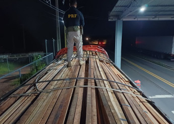 PRF flagra caminhoneiro com carga irregular de madeira e comprimidos de 
