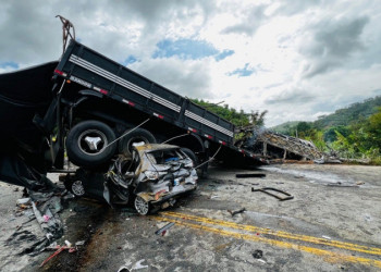 Corpos das 38 vítimas de acidente com ônibus em MG são retirados pelos bombeiros