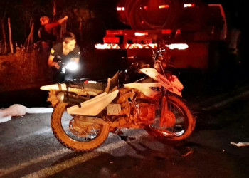 Motociclista morre após se envolver em colisão com caminhão-pipa no litoral do Piauí