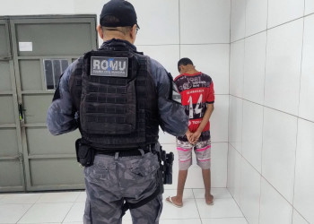 Homem é conduzido à Central de Flagrantes após ser flagrado com celular roubado em Timon, no Maranhão