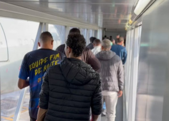 Governo federal recebe 103 brasileiros deportados vindos dos Estados Unidos
