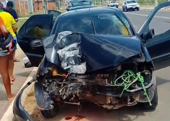 Homem perde controle de carro e bate contra poste na zona Norte de Teresina; acidente deixou moradores sem energia elétrica