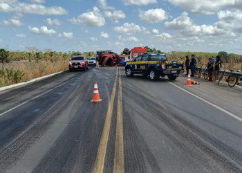 Carro com secretário de cultura se envolve em acidente no Piauí; pista fica interditada após caminhão tombar