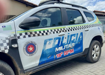 Homem é baleado com vários tiros na porta de casa no interior do Piauí; suspeito ainda tenta atirar contra esposa e criança