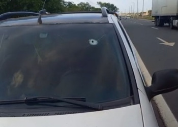 Morre a mulher que foi atingida por bala perdida dentro de carro na zona Sul de Teresina; polícia investiga