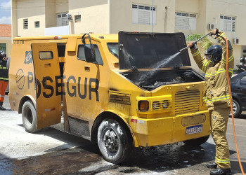 Carro-forte que abastecia agência bancária é atingido por chamas no interior do Piauí