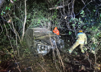 Mulher fica presa às ferragens de veículo ao sofrer acidente e é resgatada após conseguir acionar bombeiros no interior do Piauí