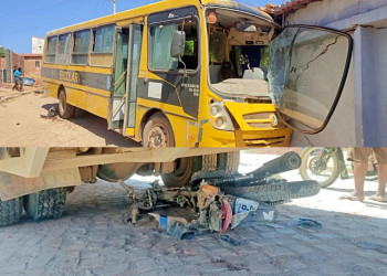 Ônibus escolar desce rua desgovernado, atinge moto e invade residência no interior do Piauí