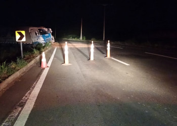 Motorista fica ferido após caminhão sair da pista na zona Sul de Teresina