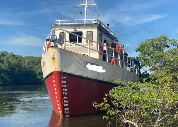 PF e PM apreendem embarcação com carga de cigarros contrabandeados no litoral do Piauí; 2 homens são presos