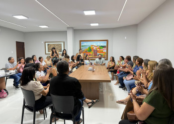 Prefeito Francisco Emanuel reajusta salário de diretores escolares após 12 anos e reforça compromisso com a educação de Parnaíba