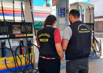 Procon fiscaliza postos de combustíveis em Teresina após reajuste nacional e 2 locais são autuados