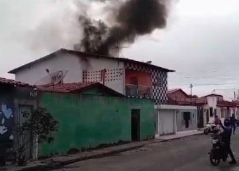 Incêndio atinge casa e cadela é resgatada por bombeiros na zona Norte de Teresina; VÍDEO!