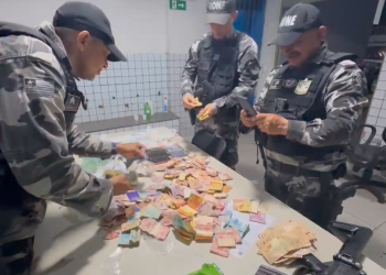 Homem é preso com pasta base de cocaína, crack e mais de R$ 8,6 mil durante operação da PM, em Teresina