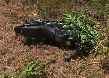 Homem perde controle de motocicleta, bate em meio-fio e fica ferido em acidente no Piauí