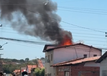 Incêndio de grandes proporções atinge residência na zona Sul de Teresina; VÍDEO!