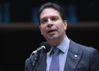 Ministro Alexandre de Moraes determina prisão de Ramagem após deputado ser visto em Miami