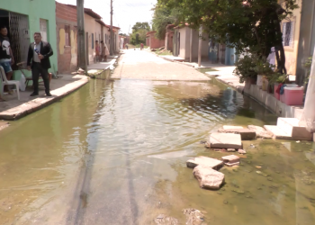 Moradores reclamam de grande poça de esgoto formada em rua após obra realizada pela Prefeitura de Teresina; VÍDEO!