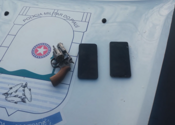 Após troca de tiros, polícia prende dois suspeitos e apreende motocicleta e arma na zona Sul de Teresina