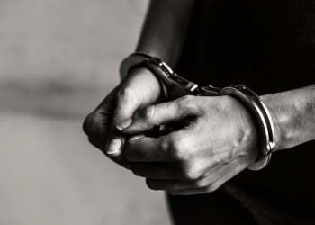 Homem é preso pela polícia após descumprir medida protetiva e tentar invadir casa da ex-companheira no Piauí