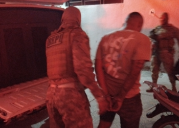 Falso motorista por aplicativo com 4 mandados de prisão em aberto é preso com drogas em Teresina