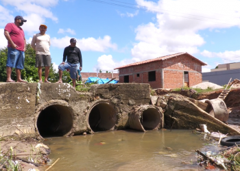 Moradores denunciam cratera que cresce a cada chuva no bairro Areias, em Teresina; VÍDEO!