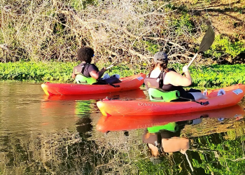 Turistas norte-americanas se encantam com passeio de caiaque no Rio Poti, em Teresina