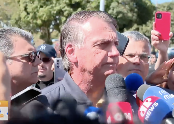 Bolsonaro nega intenção de fugir do país e se diz humilhado com tornozeleira; VÍDEO!