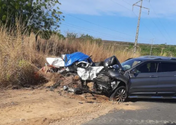 Grave acidente entre dois carros deixa duas pessoas mortas na BR-135, no Piauí