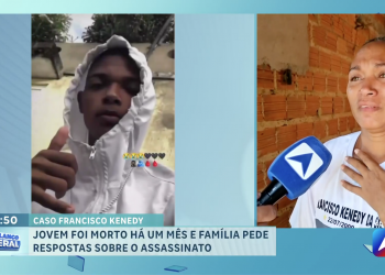 Com a manta manchada de sangue, mãe relembra assassinato de filho e volta a pedir justiça em Teresina: 