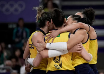 Por pouco! Seleção feminina leva susto, mas vira sobre a França e avança às oitavas no Mundial de vôlei
