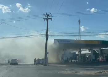 Susto! Carro bate em bomba de combustível e provoca incêndio em posto na zona Sul de Teresina