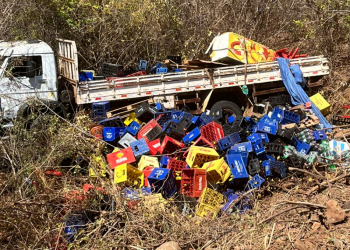 Caminhão carregado com bebidas sai de pista e tomba após perder o freio em estrada de Picos, no Piauí