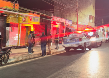 Após condutor perder controle de moto, jovem morre ao bater rosto em parede de comércio no Piauí