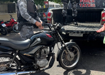 Mulher tenta recuperar moto e acaba presa por receptação em Teresina; veículo era roubado e estava com ela há 6 meses