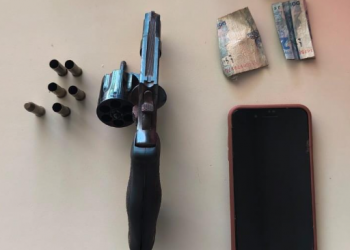Homem tenta fugir da PM, cai de motocicleta e é preso com arma de fogo em Corrente, no Piauí