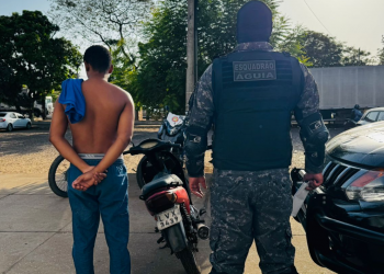 Dois homens com passagens pela polícia são presos com moto roubada em Teresina