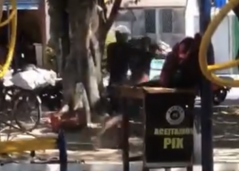 Homem é esfaqueado em praça na zona Leste de Teresina; vídeo mostra ataque