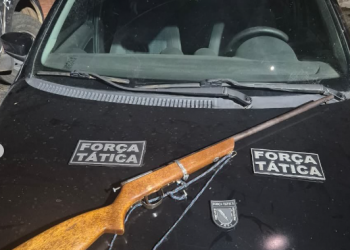 Homem acaba preso ao levar dono de moto clonada à delegacia no Piauí; estava com carro roubado e espingarda