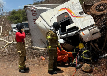 Caminhão tomba e deixa mãe e filha presas às ferragens no interior de Piauí; resgate durou cerca de 2h