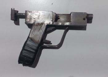 Homem é preso por porte ilegal de arma de fogo após tentar se livrar do revólver no interior do Maranhão
