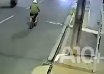 Motociclista tenta fugir de abordagem e atropela idoso na zona Leste de Teresina; vídeo mostra acidente