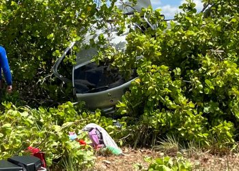 Mulher perde controle de carro após passar mal e bate em árvore no Piauí; crianças que estavam no veículo também ficaram feridas