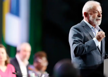 Lula é criticado por autorizar voo de R$ 345 mil que trouxe ex-primeira-dama do Peru