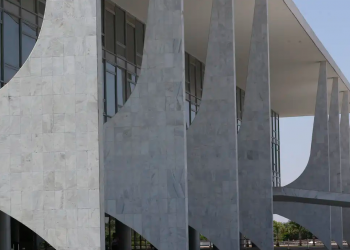 Governo sanciona proibição do uso de linguagem neutra em órgão público